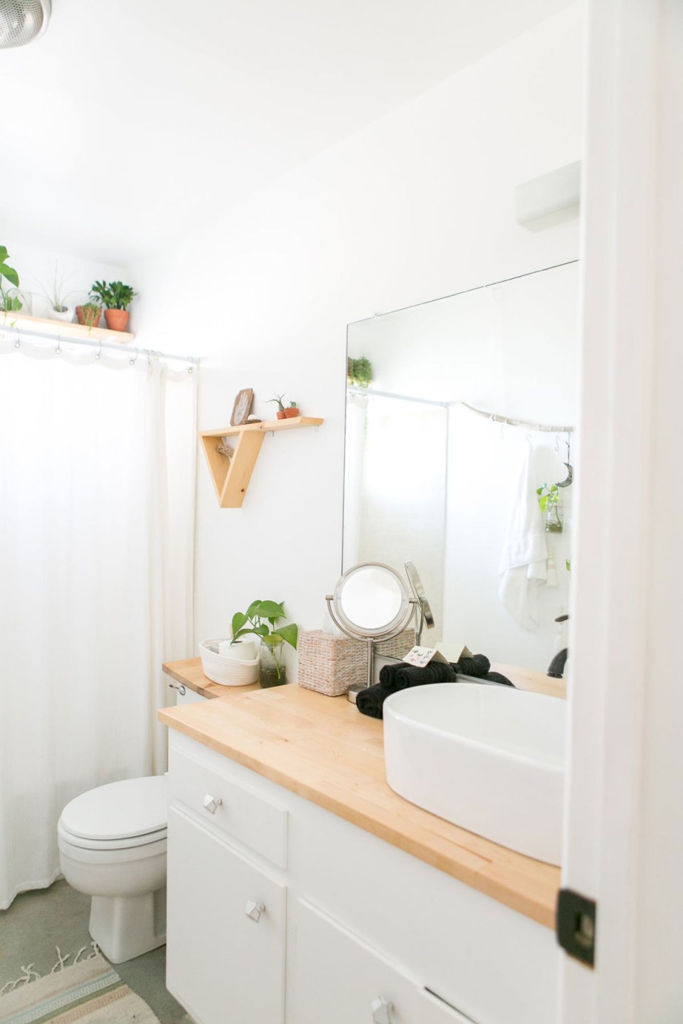 Desert Inspired Bathroom at Casa Joshua Tree Apartment Therapy Home Tour Photo Cred: Marisa Vitale