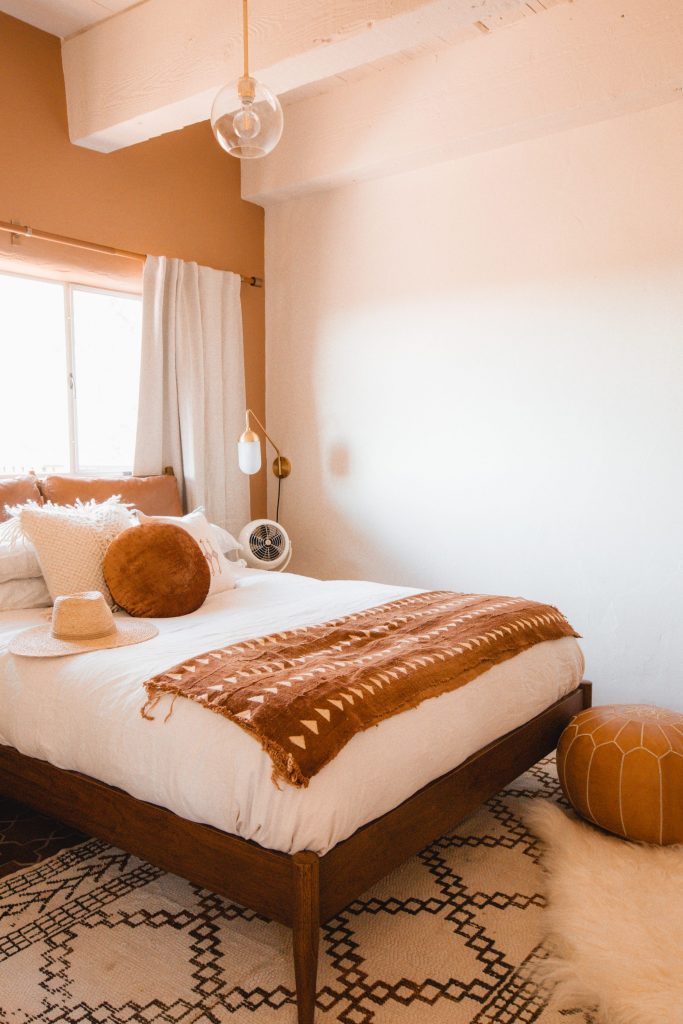 The sunny desert bedroom of Joshua Tree House 